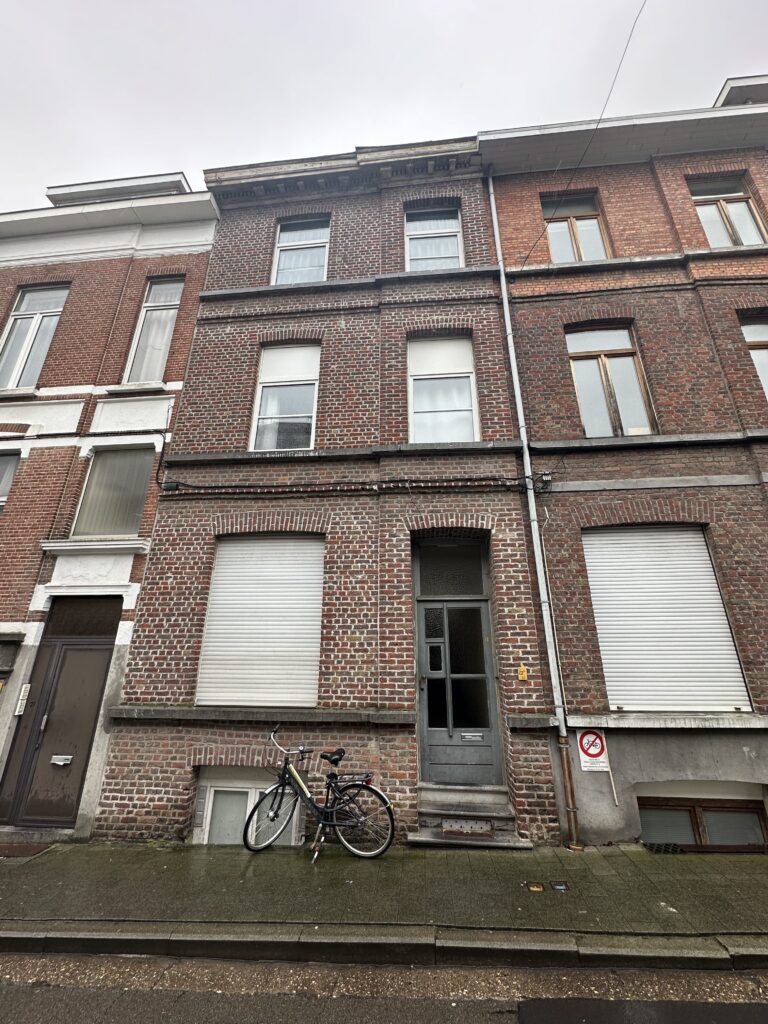 Een meergezinswoning met 8 kamers.